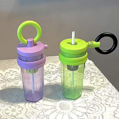 700ml Large Capacity Plastic Water Bottle with Leak-proof Design and Reusable Straw